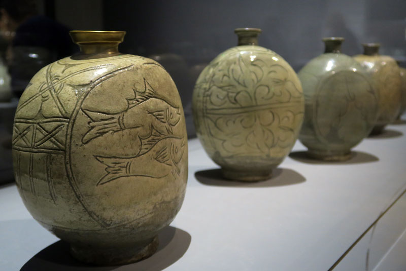 Bouteille en forme de flasque avec motif de poissons, XVe siècle (Musée national de Corée, Exposition au Grand Palais) @Myu-Ri