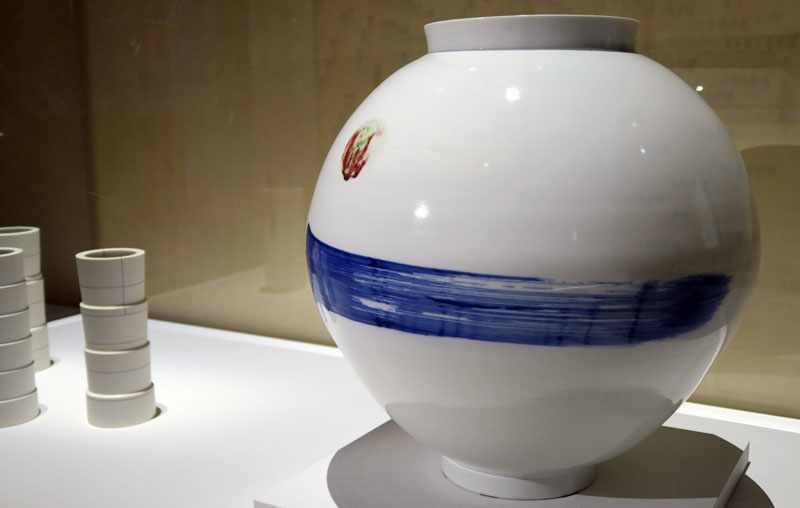 "Moon Jar" de Park Youngsook, réalisée à partir d'argile blanche et pigments (2010, collection privée)