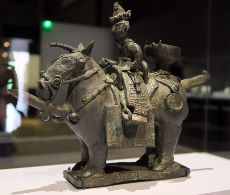 Aiguière en grès représentant un cheval et son cavalier, datant du royaume de Silla (Musée national de Corée, Exposition La Terre, le feu, l'esprit au Grand Palais) @Myu-Ri