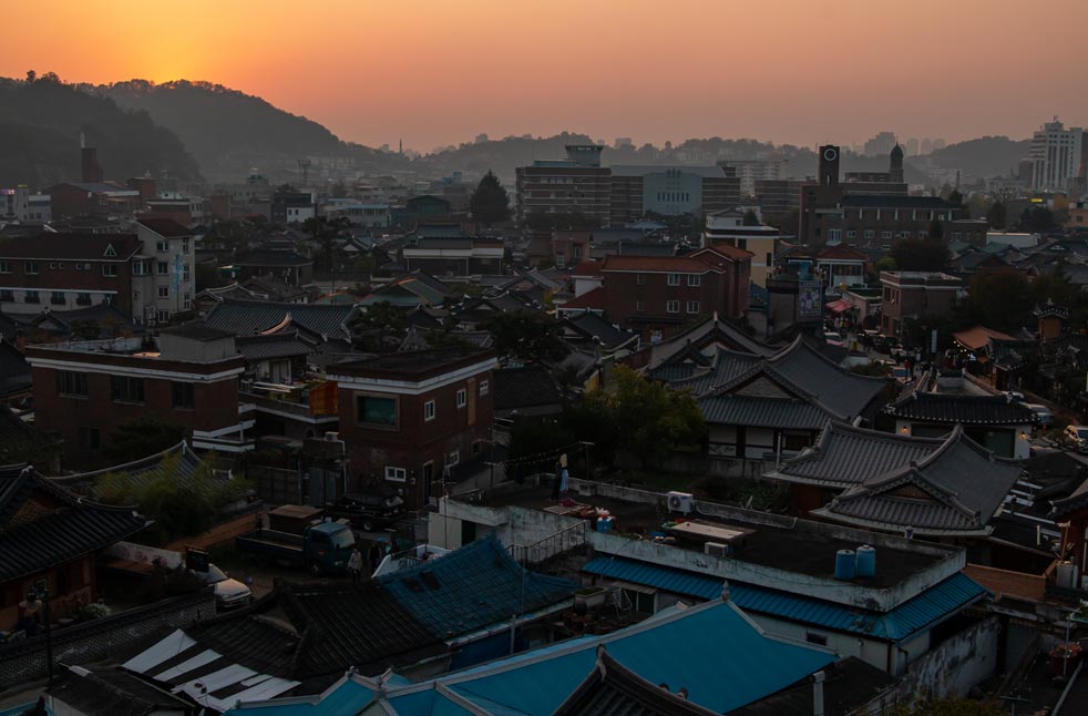 Coucher de soleil sur le village hanok de Jeonju en Corée du Sud