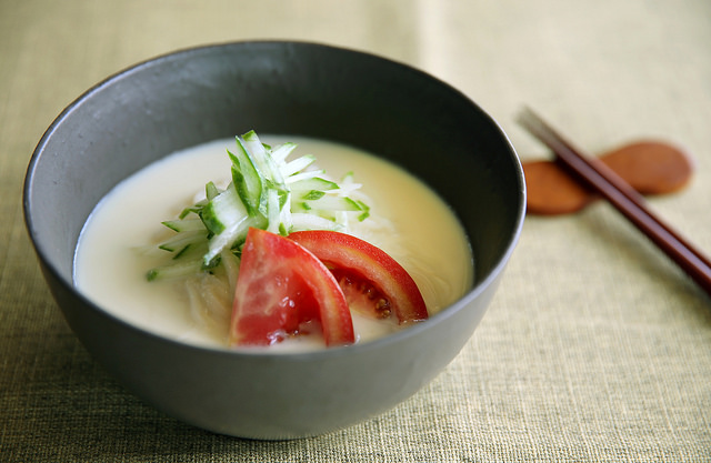 Kongguksu (nouilles servies dans un bouillon froid de lait de soja)