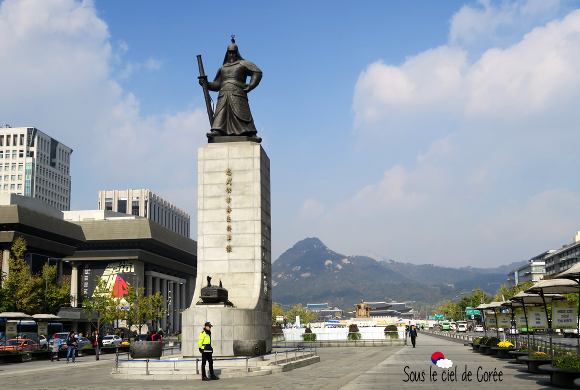 Square Gwanghwamun statues Lee Sun-Shin roi Sejong palais Gyeongbokgung mont Bukhansan