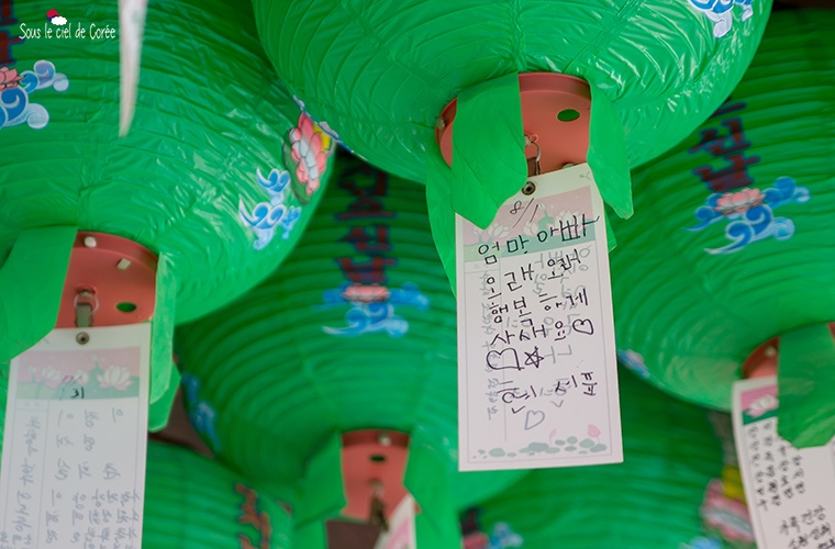la prière écrite d'un enfant accrochée à une lanterne bouddhique du temple Bulguksa à Gyeongju