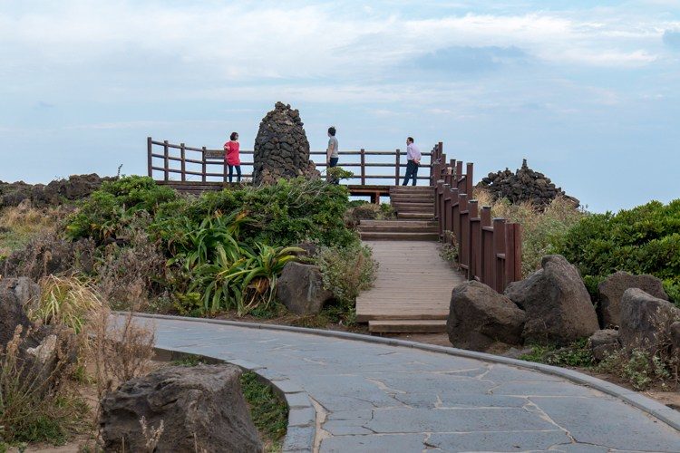 seopjikoji île de jeju le rocher Seondolbawi en forme de chandelier