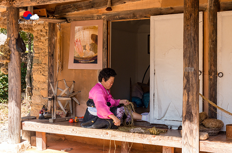 tissage dans un village traditionnel coréen