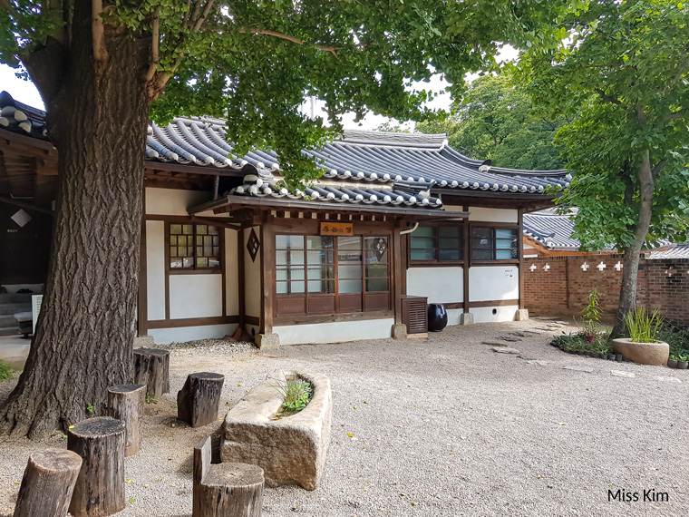 Maison coréenne traditionnelle du peintre Go Hui-Dong