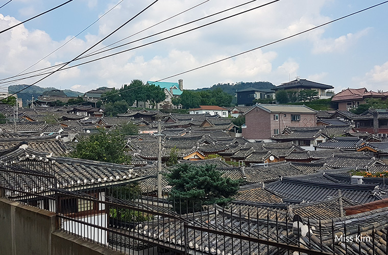 Les toits des hanok de Bukchon depuis le 31 Gahoe-dong.