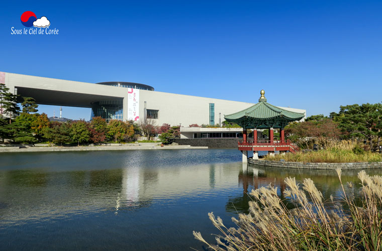 Le bâtiment du Musée national de Corée et son lac artificiel