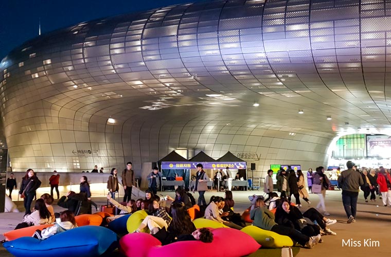 Des Coréens visitent le Dongdaemun Design Plaza de Séoul