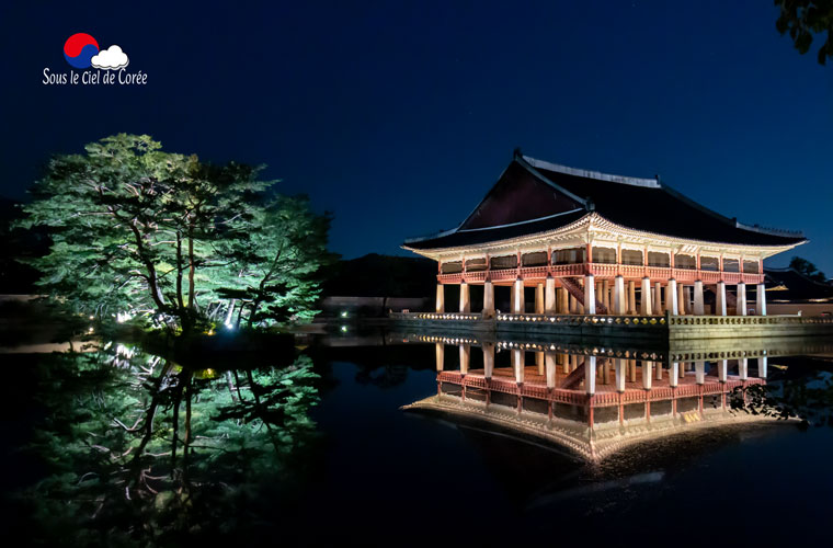 Le pavillon Gyeonghoeru du palais Gyeonbokgung à Séoul de nuit