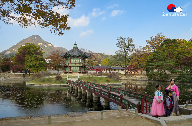 Le pavillon Hyangwonjeon du palais Gyeongbokgung de Séoul durant l'automne