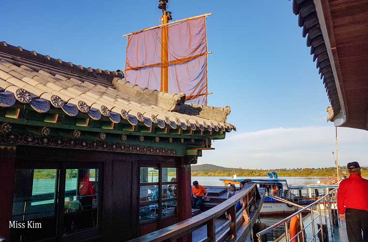 Le bâteau traditionnel coréen de la rivière Geumgang à Buyeo en Corée du Sud