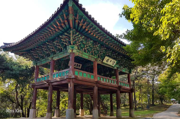 Le pavillon traditionnel coréen Yeongillu à Buyeo en Corée du Sud