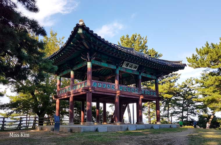 Le pavillon coréen Sajaru à Buyeo en Corée du Sud