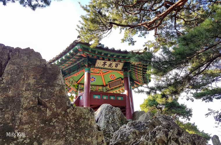 Le pavillon coréen Baekhwajeong à Buyeo en Corée du Sud