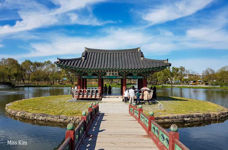 Le pavillon coréen Gungnamji à Buyeo en Corée du Sud