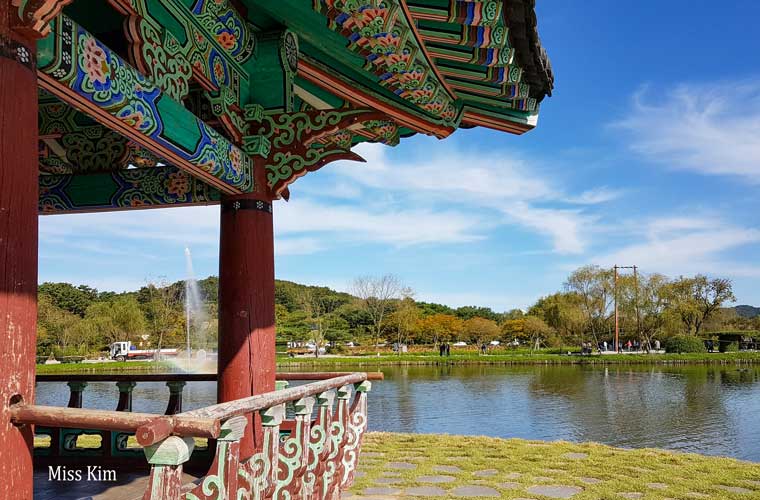 Le pavillon coréen Gungnamji à Buyeo en Corée du Sud