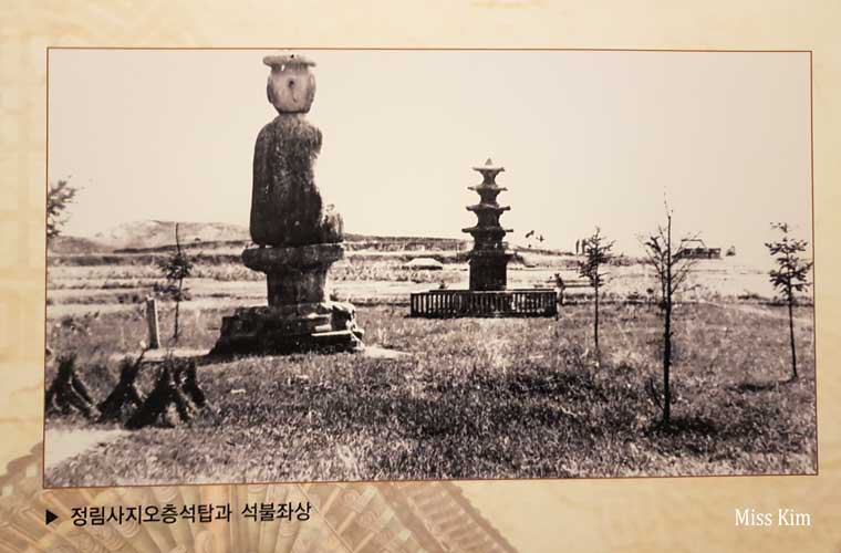 Photographie du temple Jeongnimsa en Corée du Sud u siècle dernier