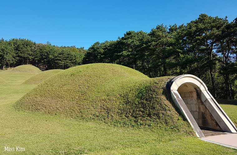 Entrée d'une tombe de Neungsan-ri à Buyeo en Corée du Sud