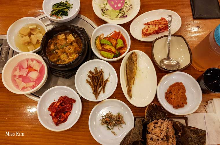 yeon ip bap coréen et banchan du restaurant Baekje Ui Jib à Buyeo en Corée du Sud