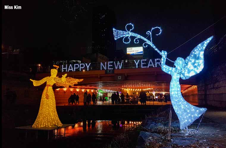 La rivière Cheonggyecheon à Séoul à Noël