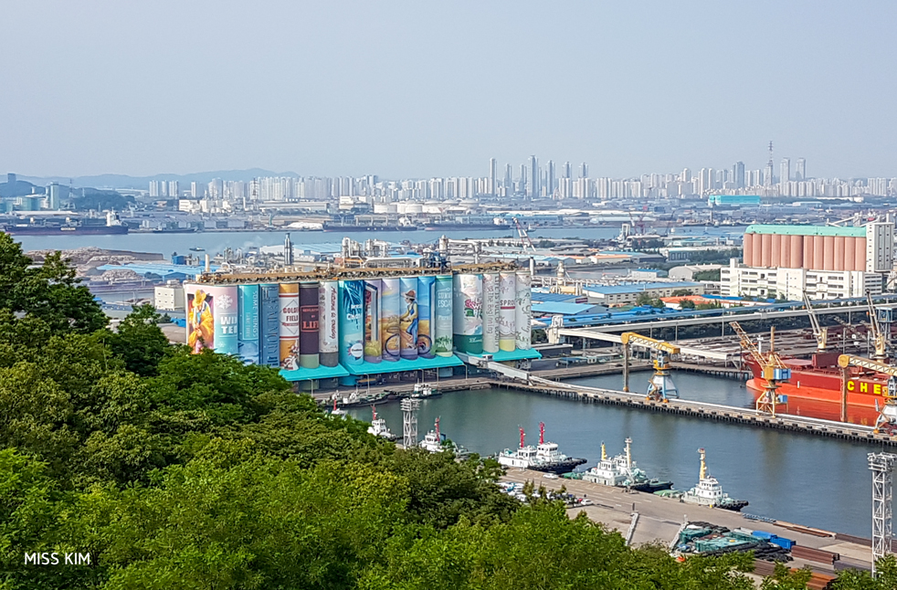 Vue sur le port d'Incheon en Corée du Sud, depuis le parc Wolmi