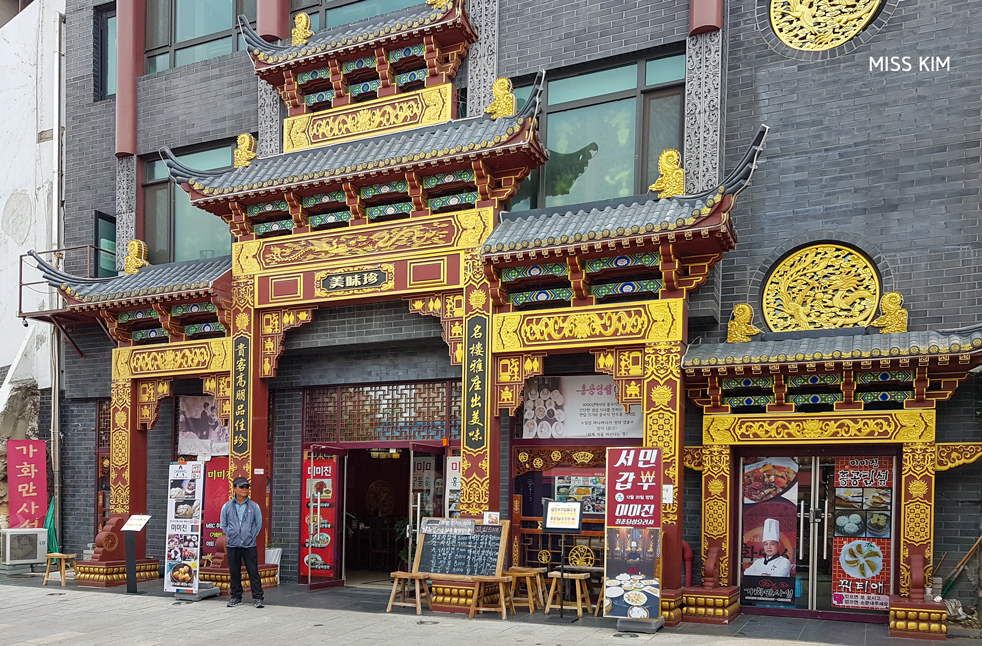 Façade richement décorée dans le quartier d'Incheon, en Corée du Sud