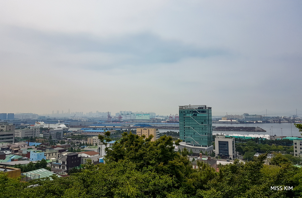 La vue sur le port d'Incheon, en Corée du Sud, depuis le parc Jayu