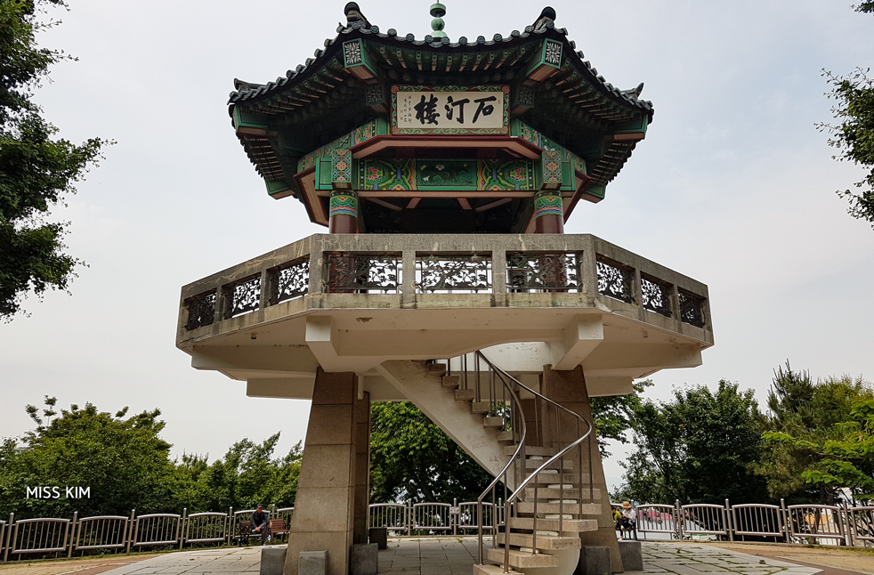 Pavillon d'observation du parc Jayu à Incheon, en Corée du Sud