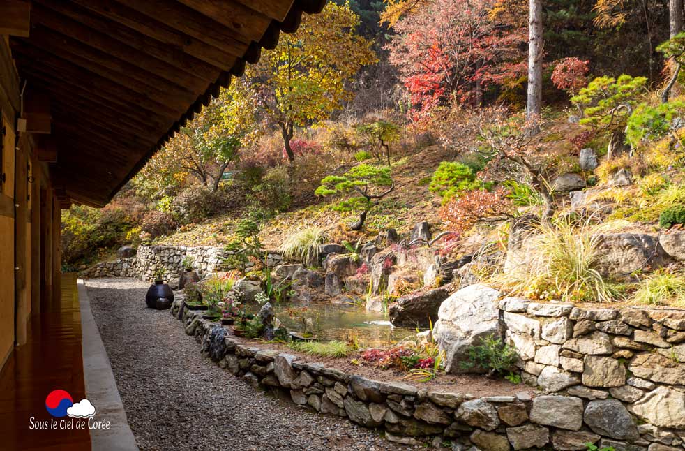 Jardin de la maison coréenne du Jardin du Matin calme en Corée du Sud