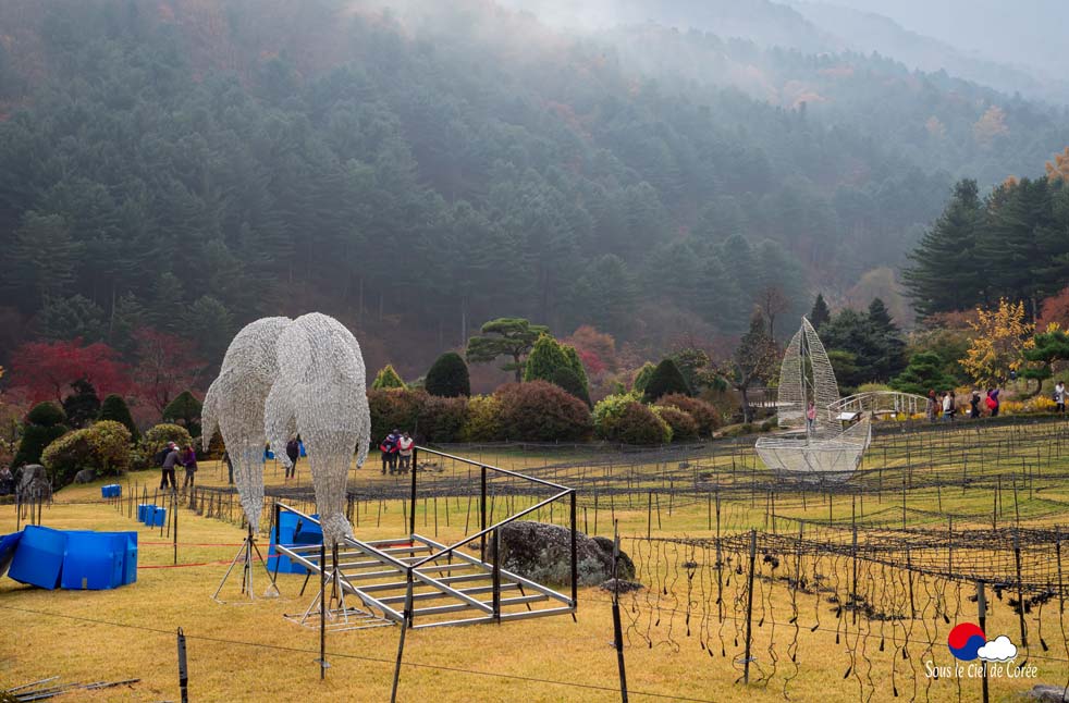 Installation des illuminations pour le Festival des lumières du Jardin du Matin calme en Corée du Sud