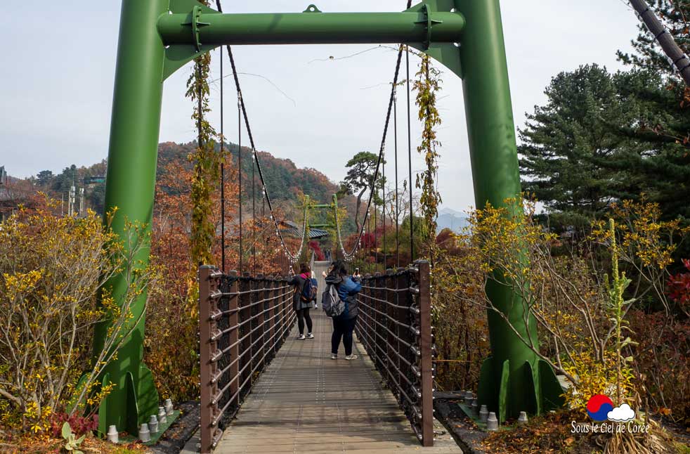 Pont aux nuages du Jardin du matin calme en Corée du Sud