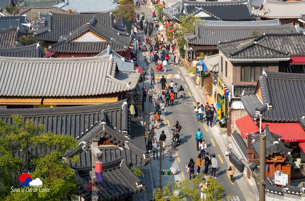 Vue en contre-plongée du village hanok de Jeonju, en Corée du Sud