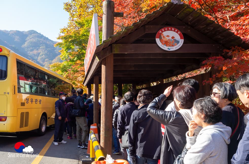 La file d'attente pour monter dans le bus du parc du Mont Naejangsan en Corée du Sud