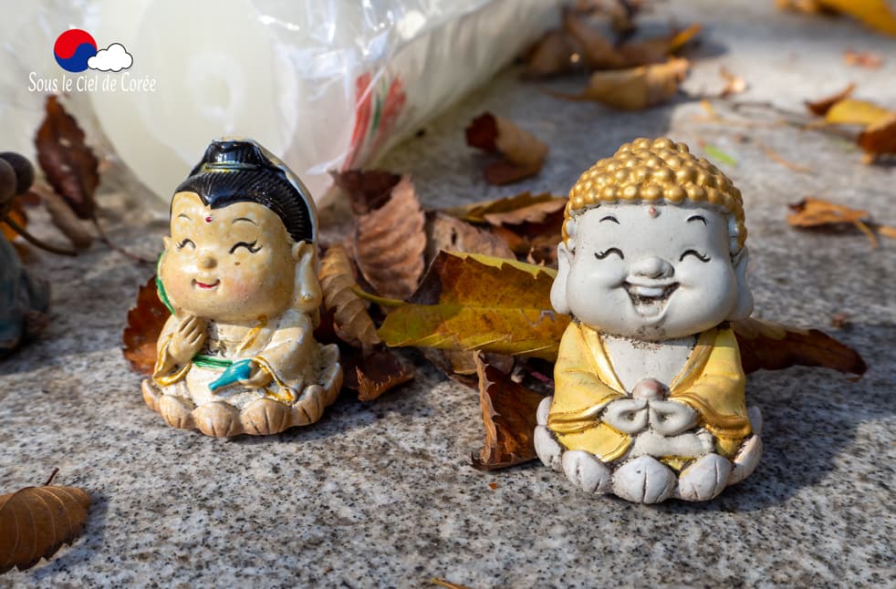 Petites statues bouddhiques au Mont Naejangsan en Corée du Sud