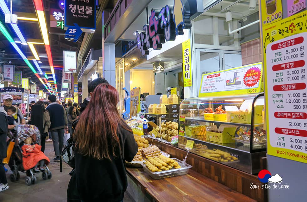 Stands nocturnes de nourriture sur le marché Nambu à Jeonju