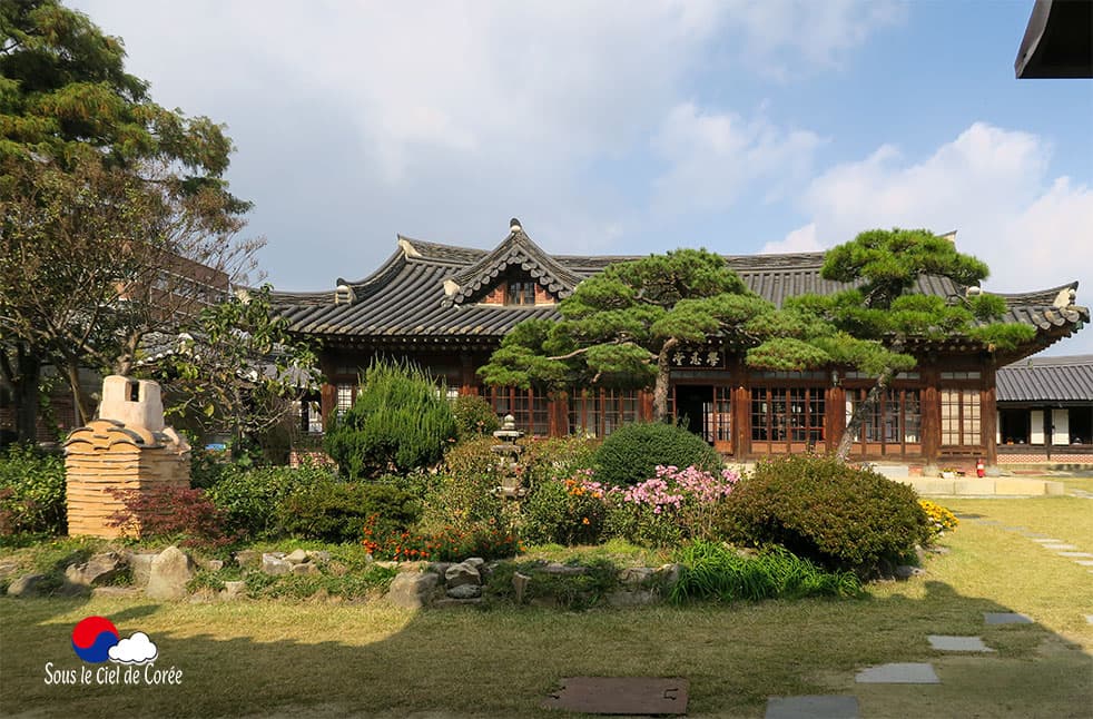 Maison traditionnelle coréenne et son jardin