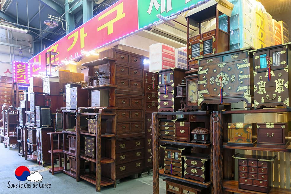 Mobilier traditionnel dans le marché de Nambu à Jeonju