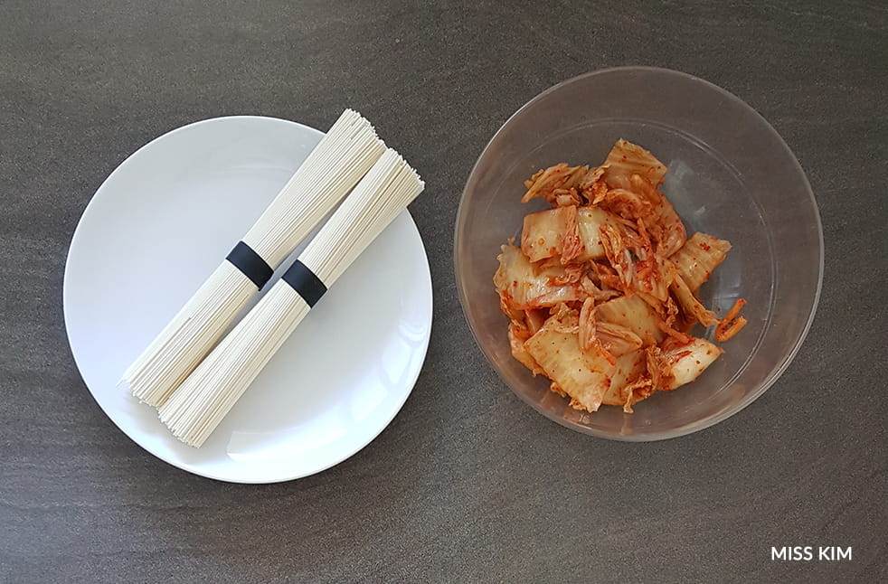 Ingrédients du Kimchi bibim guksu