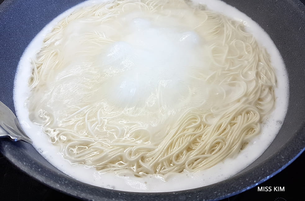 Kimchi bibim guksu