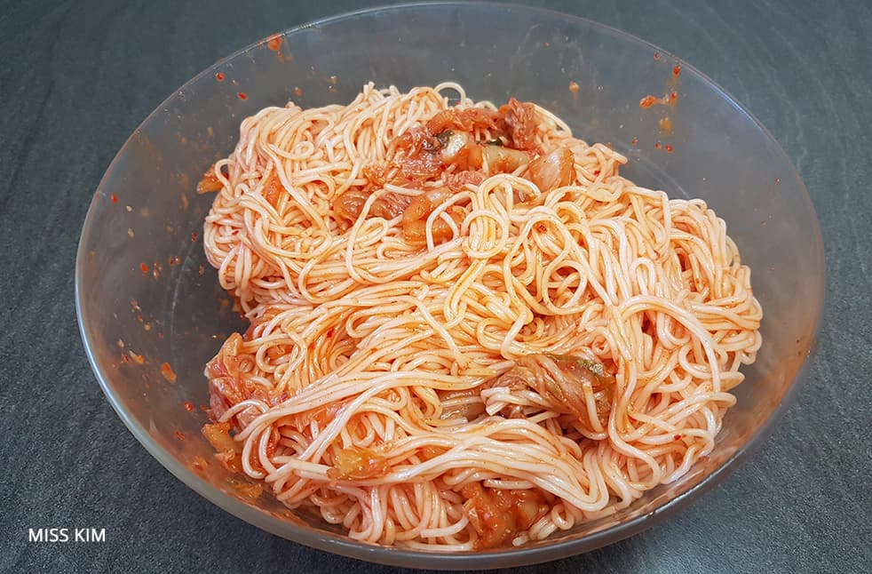 Kimchi bibim guksu