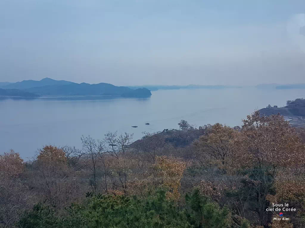 La Corée du Nord vue depuis l'Observatoire de la paix, île de Ganghwado en Corée du Sud