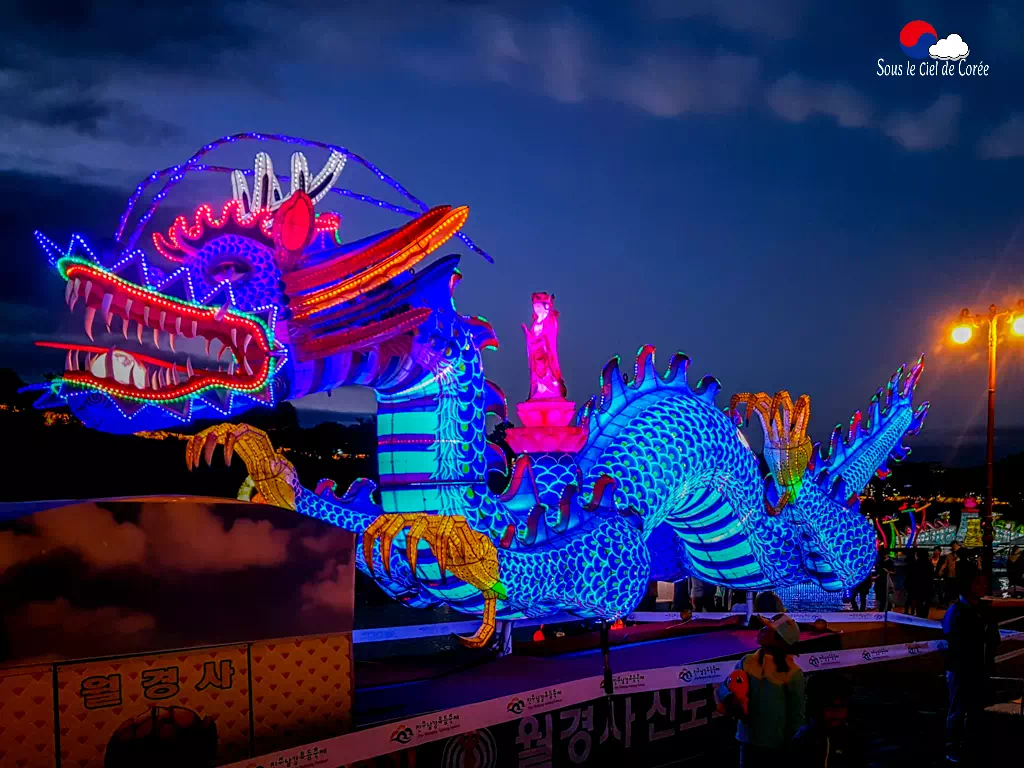 Lanterne en forme de dragon lors du festival de Jinju